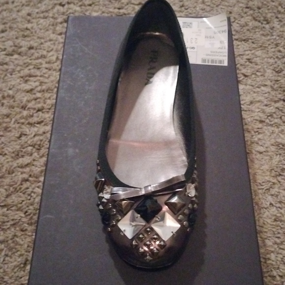 A pair of women's Prada ballet flats size 6 - Picture 2 of 3